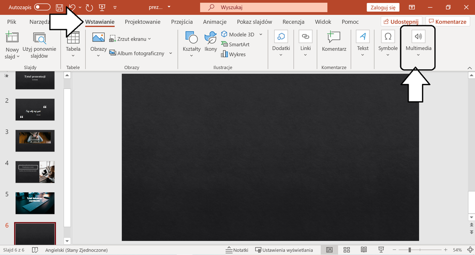 Ilustracja przedstawia otwarty program PowerPoint, w którym znajduje się prezentacja. U góry na pasku zadań została wybrana opcja Wstawianie, a następnie po prawej stronie opcja Multimedia. Obie opcja są oznaczone białymi strzałkami. 