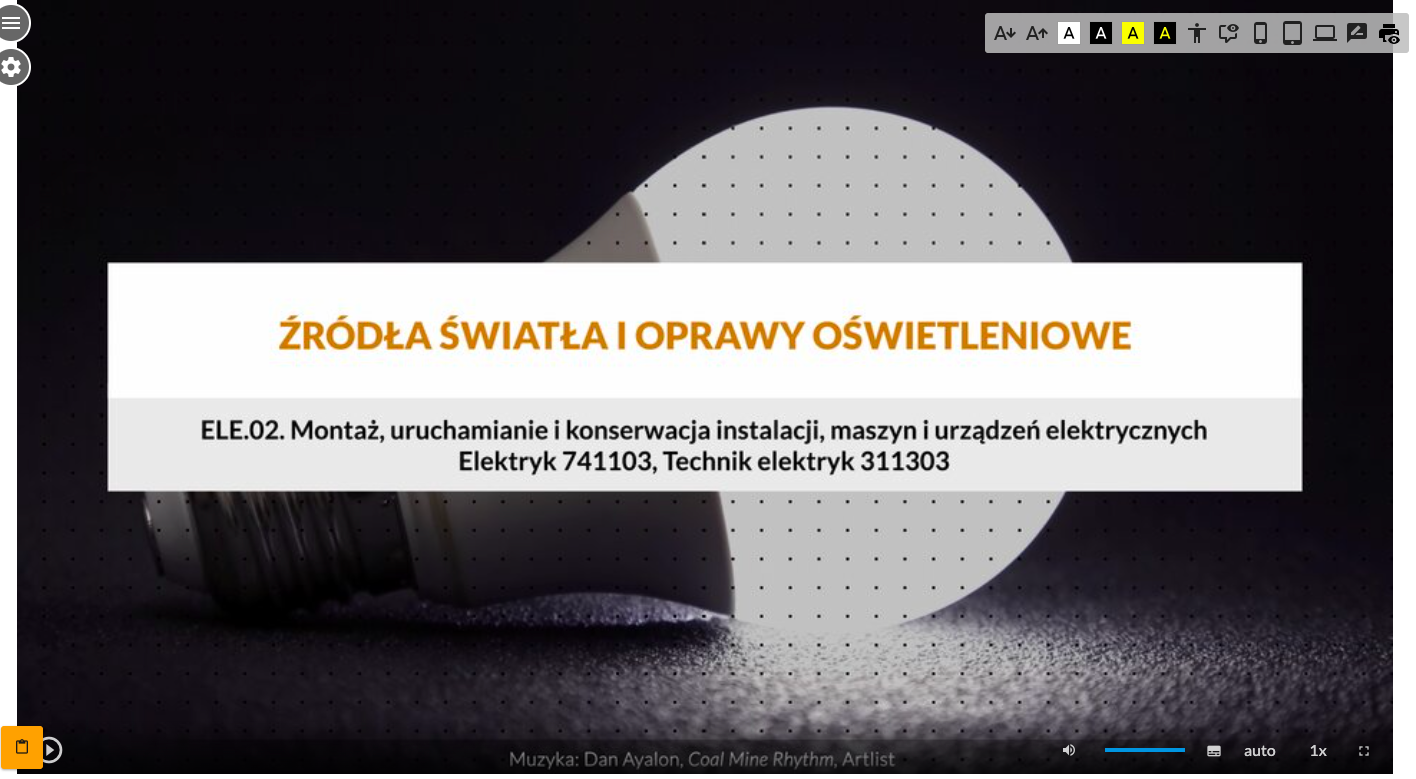 Zdjęcie przedstawia wygląd ekranu odtwarzania filmu. W jego dolnej części znajdują się ikony z różnymi opcjami. W dolnym lewym rogu widać ikonę trójkąta w kółku. Jest to ikona włączania odtwarzania filmu. Kolejna ikona znajduje się dopiero w połowie ekranu dolnego paska. Jest to ikona megafonu. Obok niej widać niebieski pasek, który oznacza poziom głośności. Obok znajduje się ikona człowieka, od którego głowy odchodzą dwie fale. Umożliwia ona włączanie alternatywnej ścieżki dźwiękowej. Dalej znajduje się mały biały prostokąt z czarnymi paskami w jego dolnej części. Pozwala on na włączenie napisów. Kolejna ikona to napis auto, która umożliwia wybranie jakości filmu. Obok niej widać ikonę jedynki z iksem. Po kliknięciu na nią można wybrać szybkość odtwarzania filmu. Ostatnia ikona to kreski tworzące kwadrat. Kreski te tworzą jedynie krawędzie kwadratu. Jest to opcja włączania trybu pełnoekranowego.