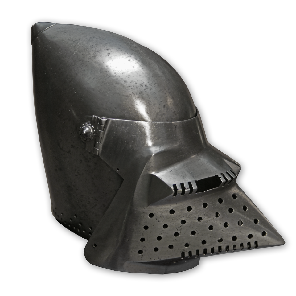 Zdjęcie przedstawia hełm. Zasłona twarzy jest w kształcie psiego pyska. Przednia jej część jest spiczasta. Na jej prawej stronie znajdują się  otwory wentylacyjne. Nad spiczastą częścią znajdują się dwa podłużne, prostokątne otwory wzrokowe. W górnej części, z obydwu boków umieszczono zawiasy służące do przymocowania zasłony do dzwonu hełmu. Hełm jest w nieznacznej części skorodowany.