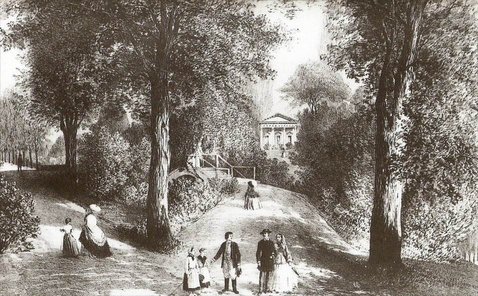 Ilustracja przedstawia ścieżki otoczone drzewami, po których spacerują ludzie. W tle budynek z kolumnami. 