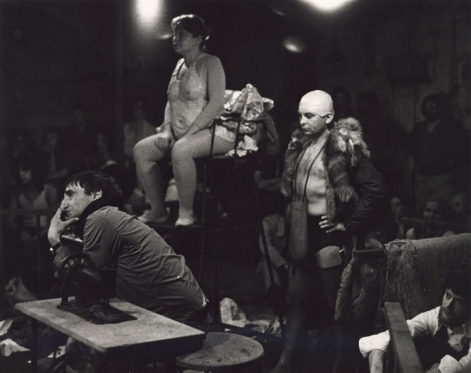 Ilustracja przedstawia czarno‑białą fotografię, która została wykonana podczas odgrywania sceny w teatrze do „Kurka wodna”. Na scenie jest dwóch mężczyzn, jeden z nich do Tadeusz Kanotra i otyła kobieta siedzącą na wysokim krześle. Kobieta jest ubrana w białą bluzkę na ramiączkach.