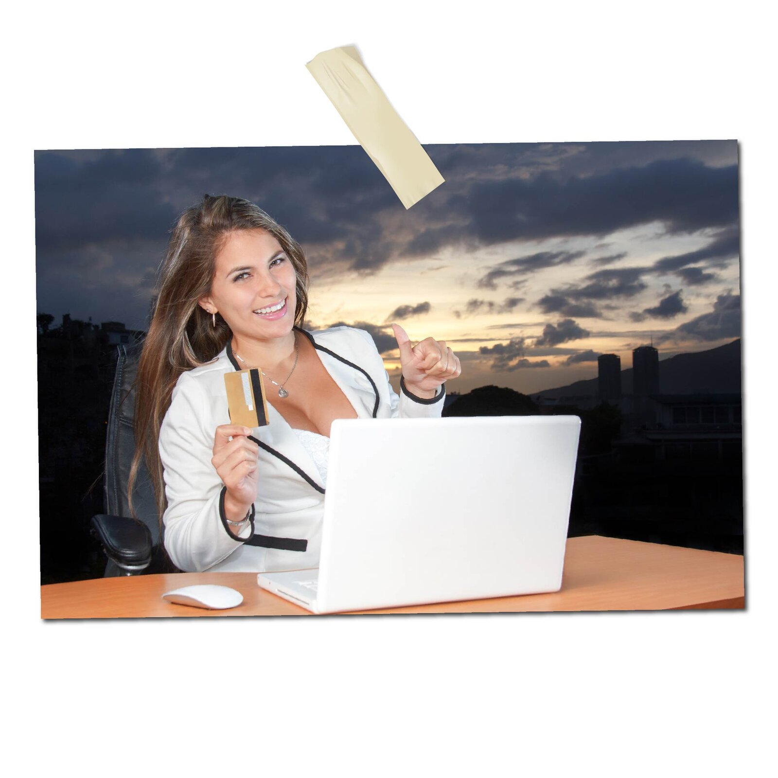 Ilustracja przedstawia zadowoloną kobietę w białej garsonce, która siedzi przy laptopie. W ręku trzyma kartę płatniczą. W tle wieczorne niebo.