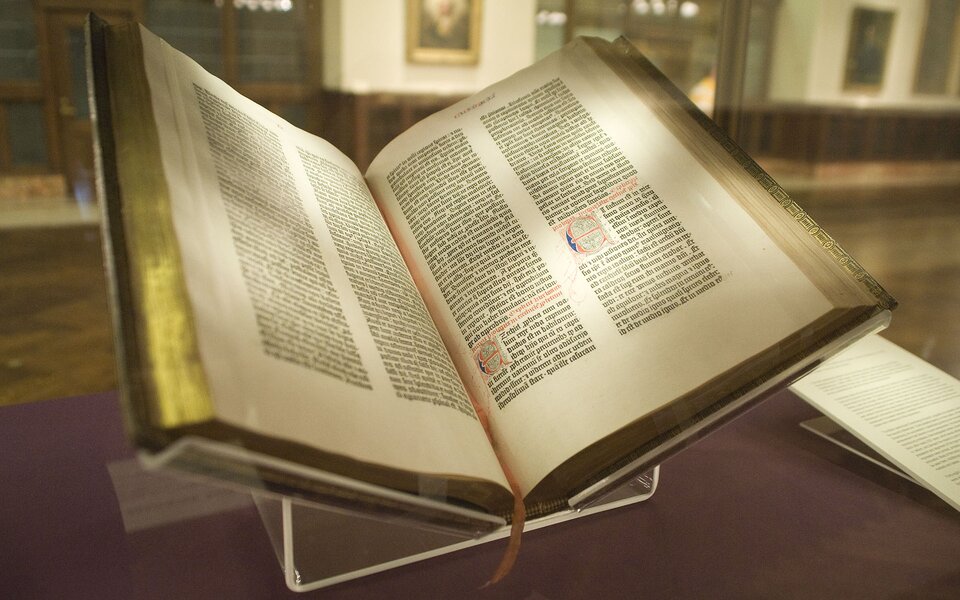 na zdjeciu przedstawiona jest Biblia Gutenberga