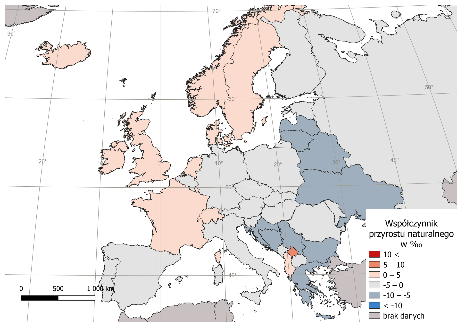 Ilustracja przedstawia mapę Europy. Na mapie zaznaczono różnymi kolorami państwa. Kolory odpowiadają wielkości liczby osób w danym kraju. Obok mapy jest legenda. Ma ona postać słupka, który wypełniony jest kolorami. Najniższą wartość oznaczono kolorem fioletowym, najwyższą czerwonym. Barwy przechodzą jedna w drugą wraz ze wzrostem wartości. Na słupkiem znajduje się napis: Współczynnik przyrostu naturalnego (‰) Według legendy na mapie zaznaczono na czerwono państwa o najwyższym przyroście naturalnym  w Europie w 2021 roku, są to: Islandia (6,7‰), Irlandia (5,4‰) oraz kosowo (3,7‰).Jaśniejszym kolorem oznaczono Szwecję (1,4‰), Szwajcarię (1,2‰) oraz Luksemburg i Dania. Pomarańczową barwą oznaczono Francję (0,4‰), Holandię (0,3‰), Wielką Brytanię (0,2‰), Albanię (-0,5‰), Czarnogórę i Słowację(-0,6‰), oraz Austrię (-0,8‰).  Odcieniami niebieskiego zaznaczono państwa osiągające od -1‰ do -8‰. Kolorem fioletowym oznaczono państwa które osiągały od -8‰ do -10,3‰. Państwa o najniższej wartości współczynnika przyrostu naturalnego to Bułgaria (-10,3‰). Na mapie znajduje się siatka kartograficzna, na której opisano wartości południków i równoleżników co 20 stopni. 