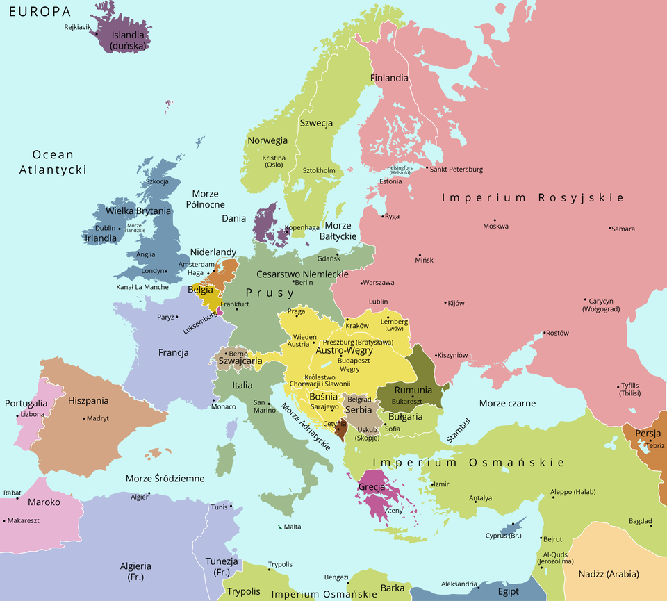 Mapa przedstawia podział polityczny Europy i części Bliskiego Wschodu. Poszczególne kraje oznaczono różnymi kolorami, a granice polityczne są wyraźnie zaznaczone.
Główne państwa i imperia:
Imperium Rosyjskie (różowe) – obejmuje obszar dzisiejszej Rosji, Ukrainy, Białorusi, państw bałtyckich i części Polski. Stolica: Sankt Petersburg, inne ważne miasta: Moskwa, Warszawa, Mińsk, Kijów, Ryga.
Cesarstwo Niemieckie (żółte) – obejmuje obszar dzisiejszych Niemiec i Prus Wschodnich. Stolica: Berlin, inne miasta: Frankfurt, Hamburg, Gdańsk.
Austro‑Węgry (jasnożółte) – dualistyczna monarchia obejmująca tereny dzisiejszej Austrii, Węgier, Czech, Słowacji, części Polski, Rumunii, Słowenii, Chorwacji, Bośni i Hercegowiny. Stolice: Wiedeń i Budapeszt.
Imperium Osmańskie (fioletowe) – kontroluje Bałkany, Anatolię, Bliski Wschód i północną Afrykę. Stolica: Stambuł.
Francja (fioletowoniebieska) – obejmuje dzisiejszą Francję oraz kolonie w Afryce Północnej (Algieria, Tunezja). Stolica: Paryż.
Wielka Brytania i Irlandia (ciemnoniebieskie) – obejmuje Anglię, Szkocję, Walię i Irlandię. Stolica: Londyn.
Królestwo Włoch (zielone) – obejmuje Półwysep Apeniński, Sardynię i Sycylię. Stolica: Rzym.
Królestwo Hiszpanii (ciemnopomarańczowe) – obejmuje Półwysep Iberyjski oraz posiadłości kolonialne. Stolica: Madryt.
Królestwo Portugalii (różowe) – obejmuje Portugalię i jej kolonie. Stolica: Lizbona.
Królestwo Rumunii (jasnozielone) – stolica: Bukareszt.
Królestwo Serbii, Królestwo Czarnogóry, Królestwo Grecji i Bułgaria – niezależne państwa bałkańskie.