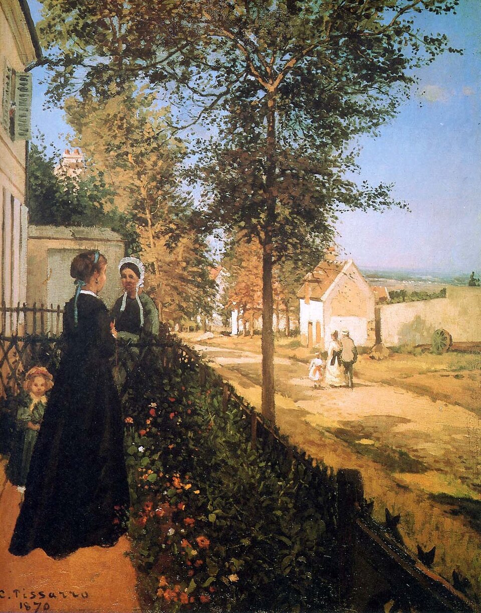 Ilustracja przedstawia obraz pt. „Droga z Wersalu do  Louveciennes ” autorstwa  Camille Pissarro                   
. Obraz przedstawia spokojną, wiejską scenę w ciepłym, słonecznym świetle. Na pierwszym planie, po lewej stronie, widzimy dwie kobiety stojące przy ogrodzeniu porośniętym kwiatami. Jedna z nich ubrana jest w długą, ciemną suknię, druga w jaśniejszy strój z czepkiem na głowie. Rozmawiają ze sobą, a ich sylwetki kontrastują z jasnym tłem. 
Środkowy plan ukazuje piaszczystą drogę biegnącą w głąb obrazu, wzdłuż której rosną wysokie drzewa rzucające delikatny cień. Po prawej stronie drogi stoją jasne, wiejskie zabudowania z dachami krytymi dachówką. W oddali widać kolejną parę dorosłych z dzieckiem, idących w stronę widza. Horyzont otwiera się na rozległy krajobraz, a niebo jest jasnoniebieskie z kilkoma chmurami, co nadaje scenie lekkości i świeżości.


