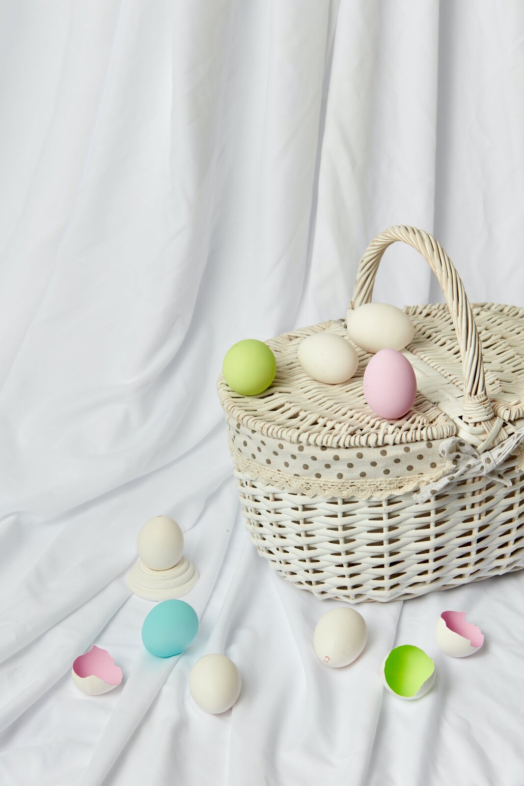 Zdjęcie przedstawia przykładowy koszyk z wikliny.