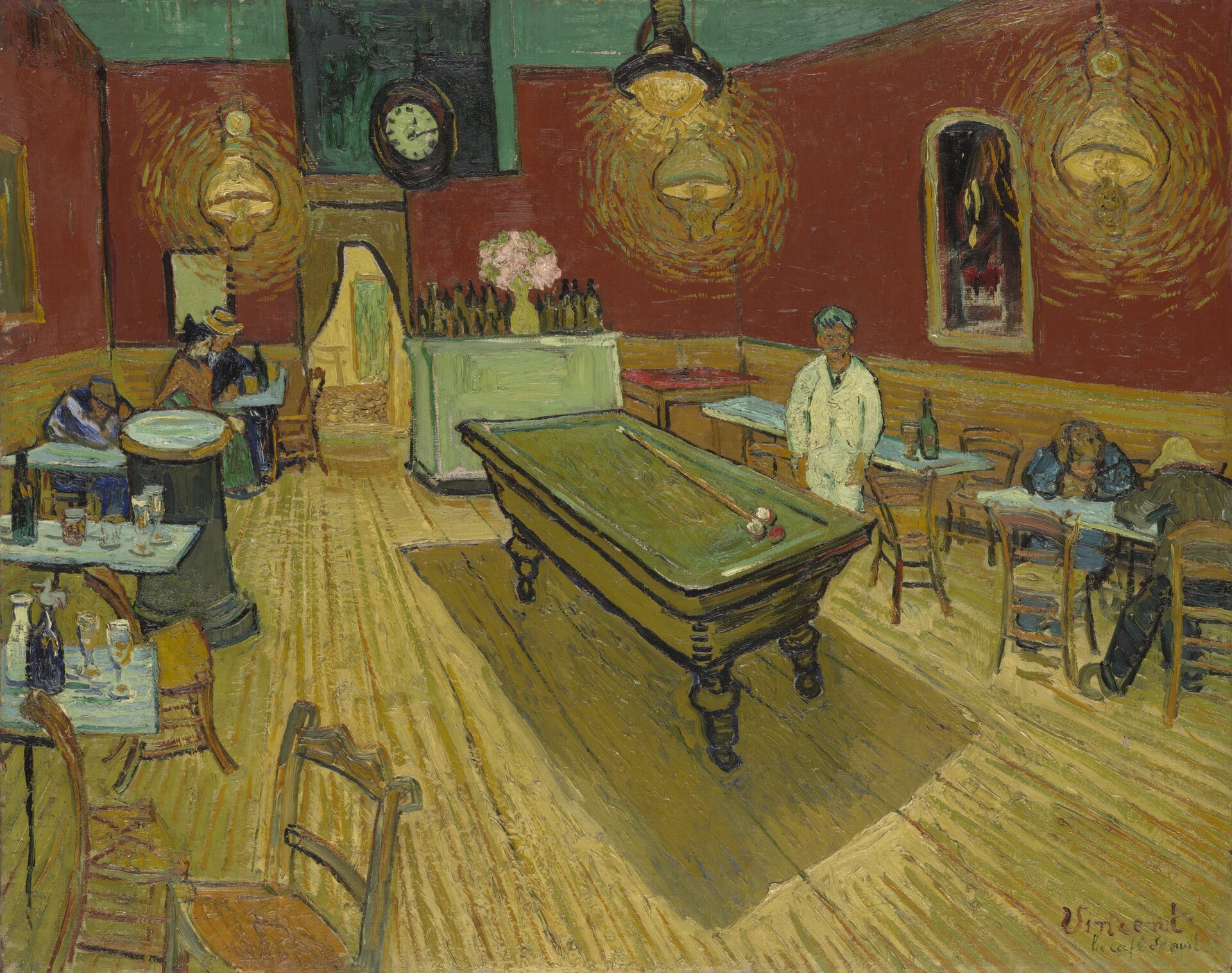 Ilustracja o kształcie poziomego prostokąta przedstawia obraz Vincenta van Gogha „Nocna kawiarnia”.  Ukazuje wnętrze kawiarni ze stojącym pośrodku stołem bilardowym., przy którym stoi mężczyzna. Po bokach ustawione są stoliki. Siedzą przy nich pojedyncze osoby. W tle widoczny jest bar. i wejście na zaplecze kawiarni. Wnętrze oświetlone jest przez wiszące lampy. Ściany kawiarni są w kolorze ceglastej, ciemnej czerwieni.  