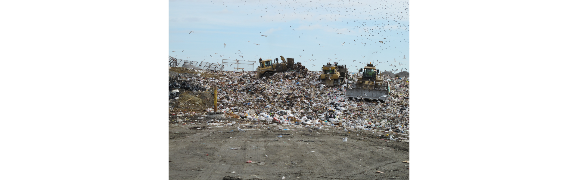 Ilustracja przedstawia składowisko odpadów.