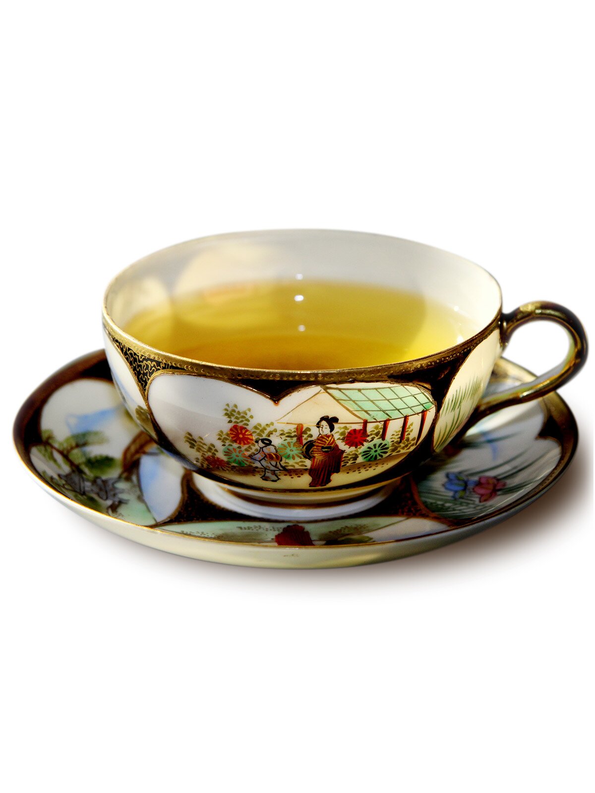 Ilustracja przedstawiająca zdobioną filiżankę na spodku, w której znajduje się jasnobrązowy płyn.