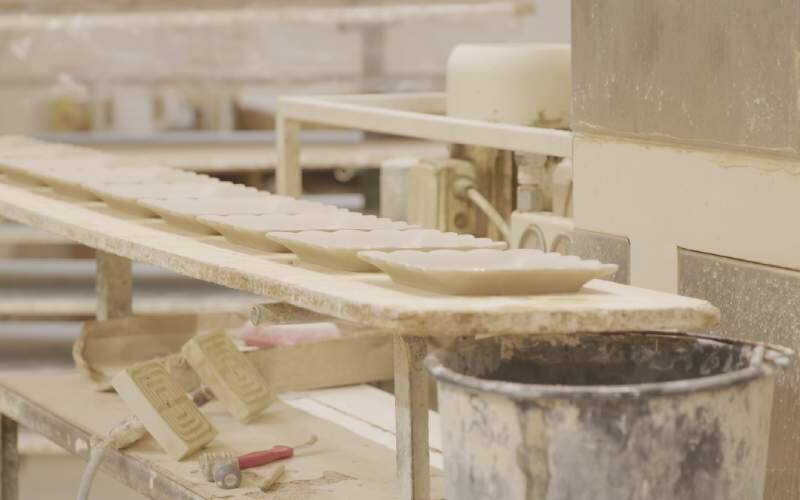 Pierwsze zdjęcie przedstawia gotowe wyroby ułożone na długim blacie.