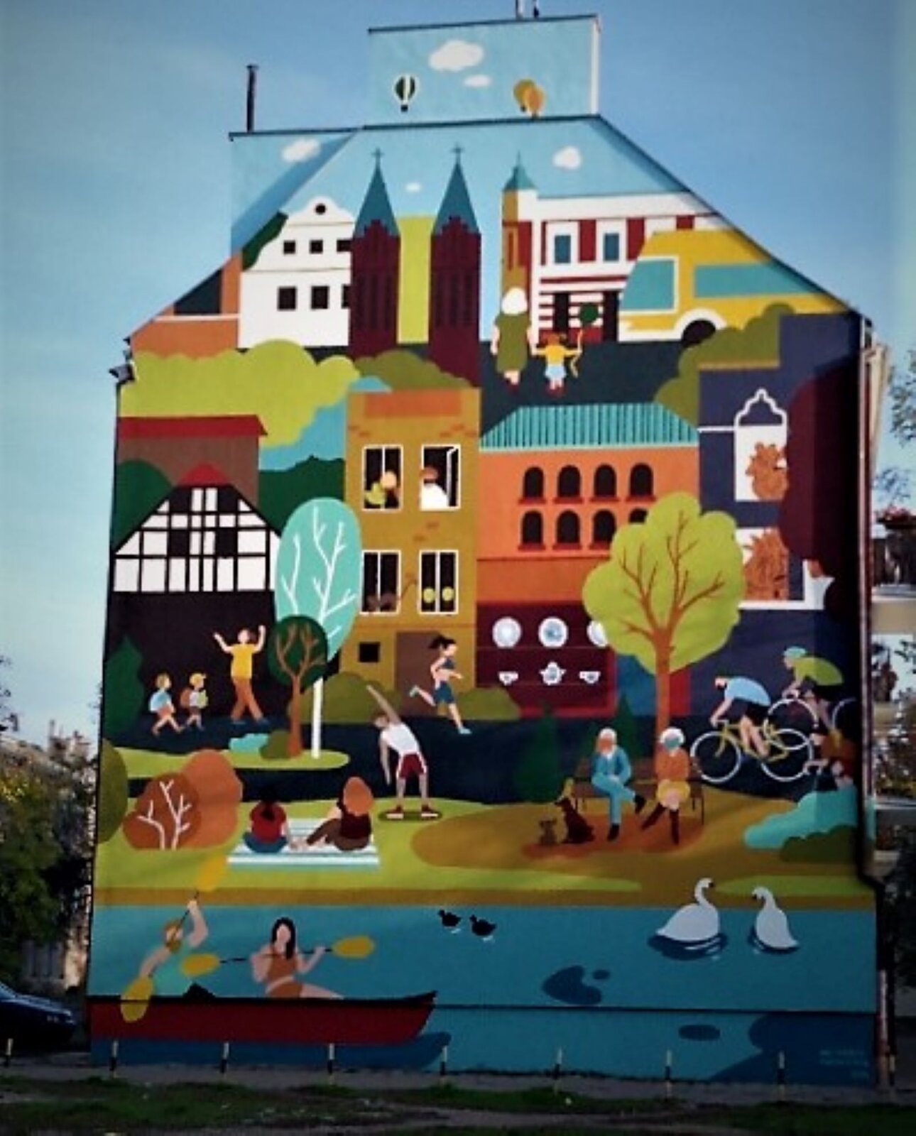 Mural na ścianie kamienicy we Włocławku przedstawia spokojne życie w miasteczku. Górną część obrazu zajmują budowle wśród drzew, gdzie odpoczywają mieszkańcy. Jedni siedzą na ławeczce, inni jadą rowerami, spacerują albo płyną kajakiem rzeką, przedstawioną w dole kompozycji. Mural jest wyobrażeniem idealnego miasta, pełnego ludzi i przyjaznego.