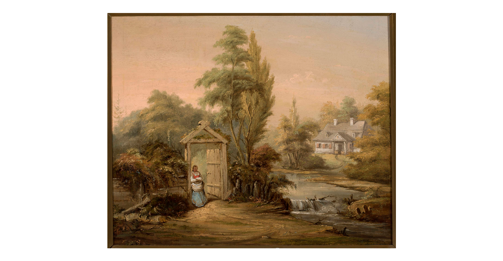 Ilustracja przedstawia wiejski pejzaż. Po lewej stronie znajduje się piaszczysta droga wiodąca do drewnianej furtki. O ościeżnicę furtki opiera się młoda kobieta ubrana w koszulę, kamizelkę i długą spódnicę. Ręce ma zaplecione na piersiach. Po prawej stronie obrazu ciągnie się kręta rzeka. W tle stoi wiejski dworek otoczony drzewami.