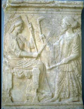 Kliknij, aby powiększyć. Płaskorzeźba. Demeter i Persefona. Matka stoi przed córką, siedząca na tronie. W rękach obie trzymają narzędzia rolnicze.