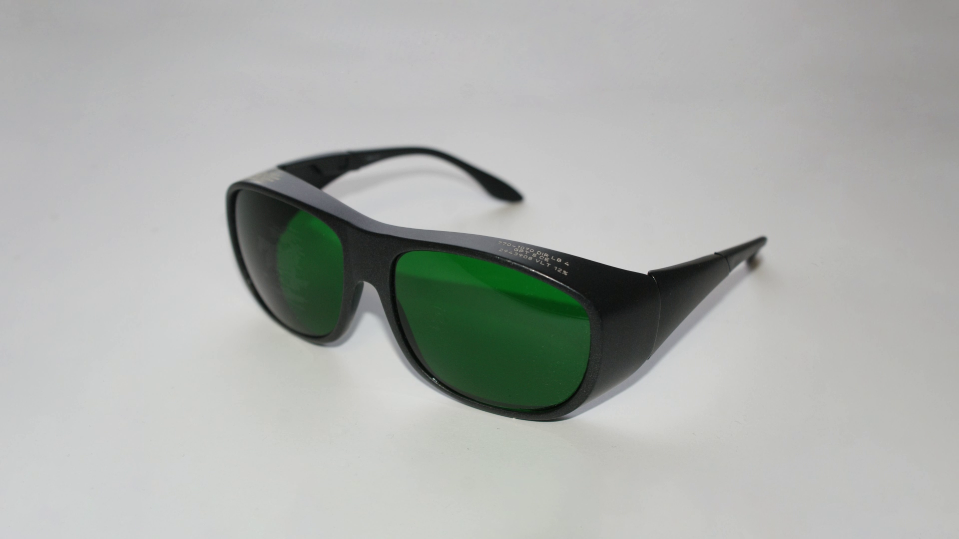 Zdjęcie przedstawia okulary ochronne złożone z czarnych ramek i zielonych szkieł.