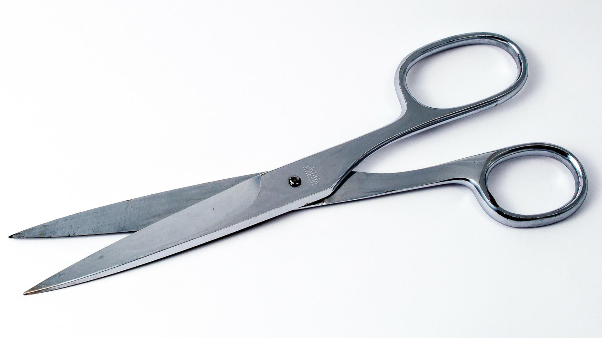 Zdjęcie przedstawia nożyczki.