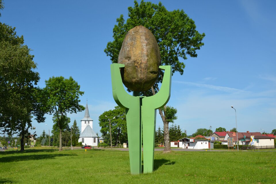 zdjecie przedstawia pomnik ziemniaka w miejscowości Biesiekierz