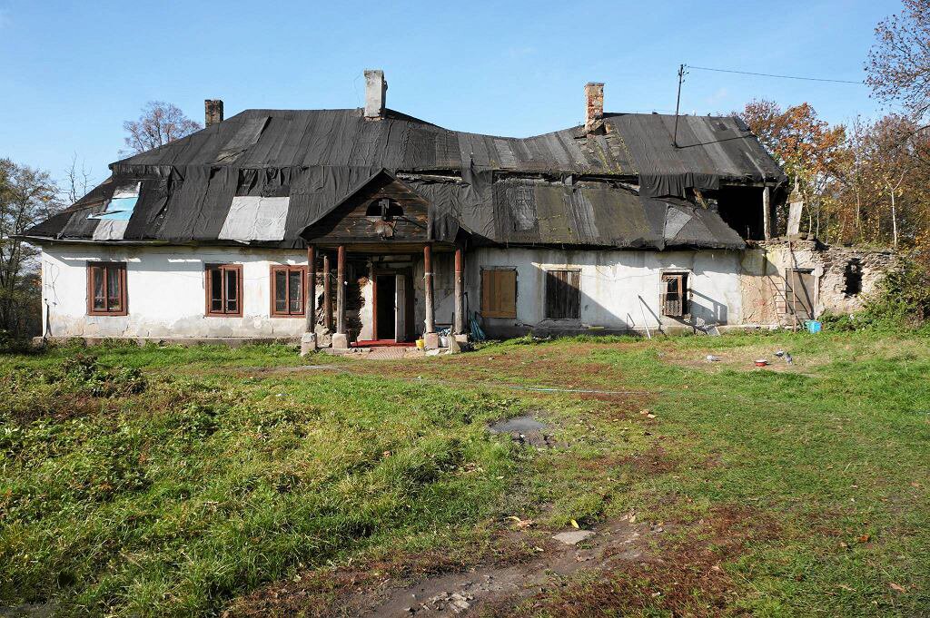 Dworek w Promniku; widoczne uszkodzenia spowodowane oddziaływaniem czynników środowiskowych