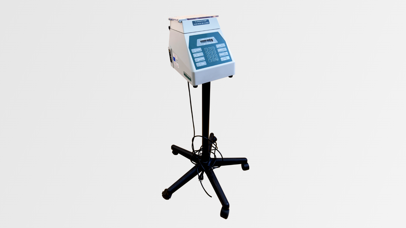 Zdjęcie przedstawia pompę perystaltyczną umieszczoną na ruchomym stojaku.