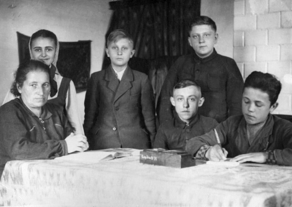 Tajne Komplety. Łopiennik, 1941 rok Lekcja języka polskiego podczas tajnych kompletów. Lekcje prowadzi Jadwiga Sokirkówna Źródło: Tajne Komplety. Łopiennik, 1941 rok, zbiory prywatne: album rodzinny Kurowskich, domena publiczna.