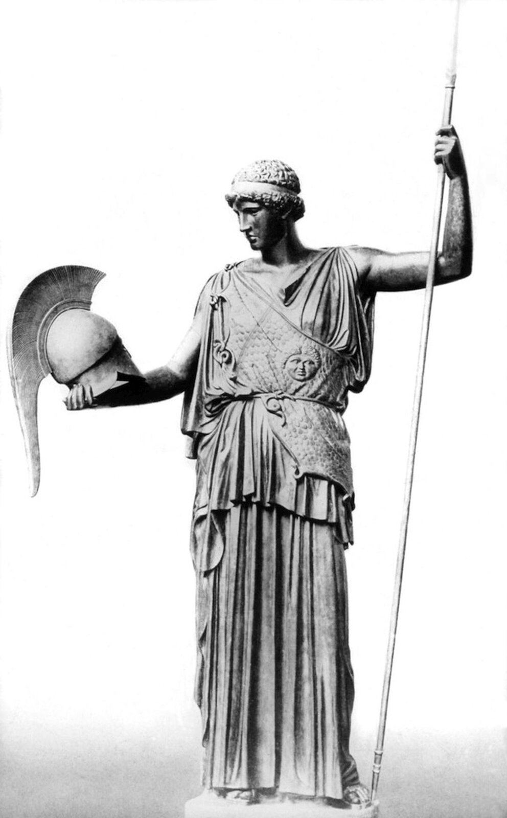 Czarno biała rzeźbę autorstwa Fidiasza przedstawia Atenę Lemnię. Bogini Atena została ukazana jako kobieta w średnim wieku z włosami spiętymi wokół głowy, ubrana jest w długą szatę sięgającą do kostek. W jednej dłoni trzyma włócznię, a w drugiej hełm.  Rzeźba stoi na betonowym podeście. 
