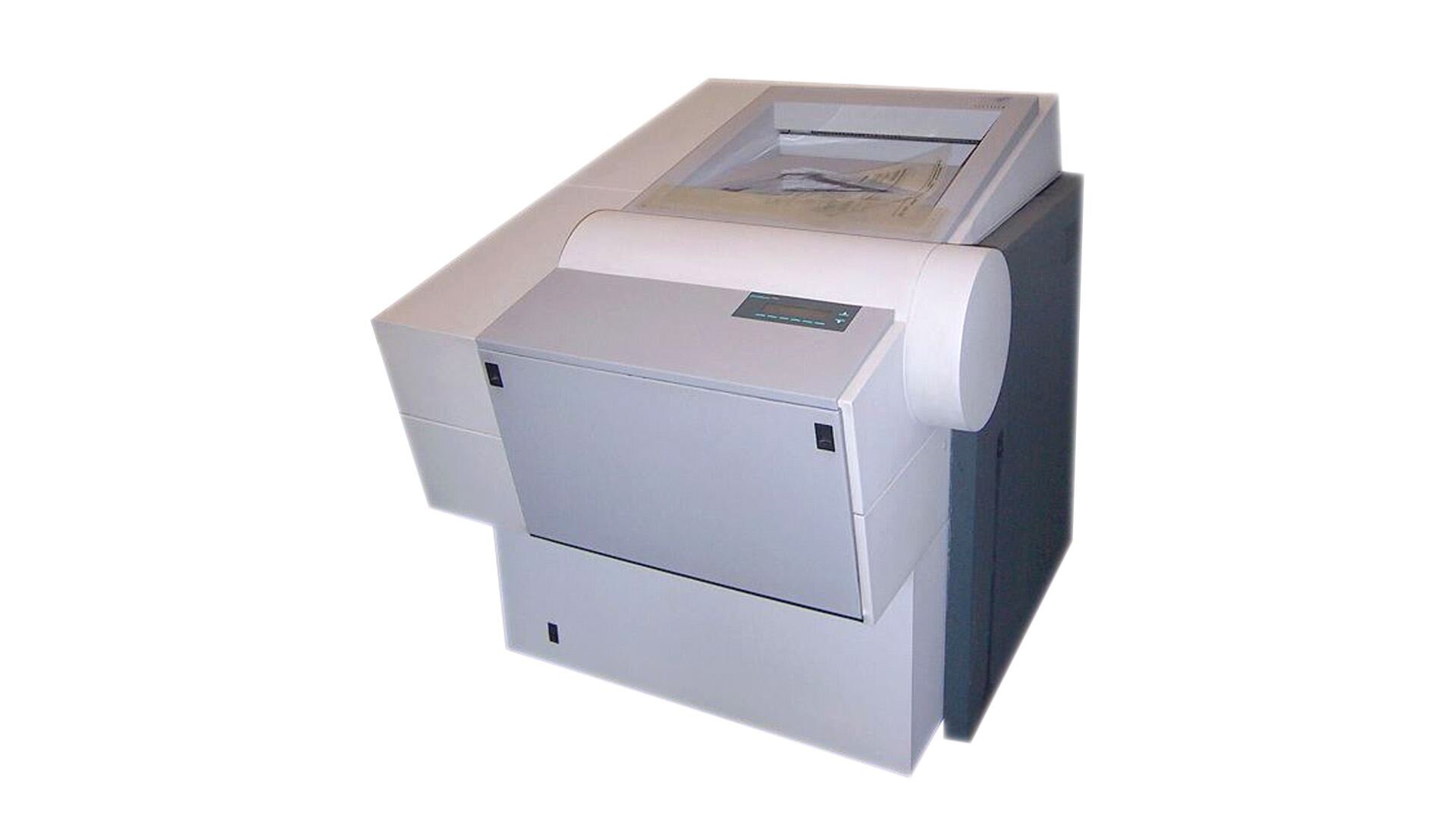 Zdjęcie przedstawia poglądowo przykładową naświetlarkę bębnową CtF w ujęciu z boku. Widoczne jest szare urządzenie, składające się z dwóch części, zbudowane z RIP oraz z komory z laserem naświetlającym.