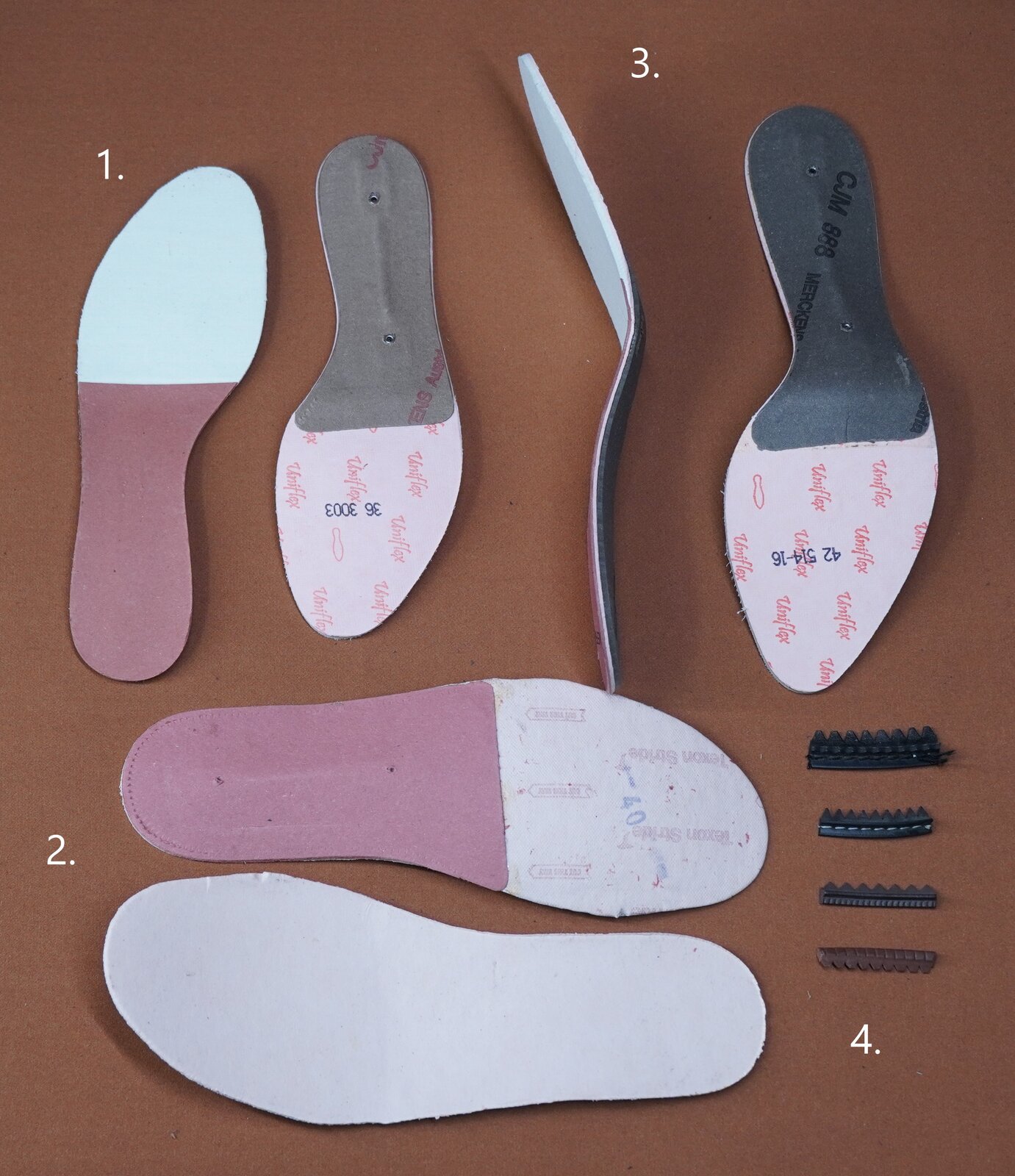 Zdjęcie przedstawia sześć elementów materiału wyciętych w kształt stopy. Pięć z nich leży na płasko, jeden jest postawiony na krawędzi. Mają różne kształty, są wąskie lub szerokie z tyłu, czubki są ostre lub zaokrąglone. Nagranie tożsame z treścią.