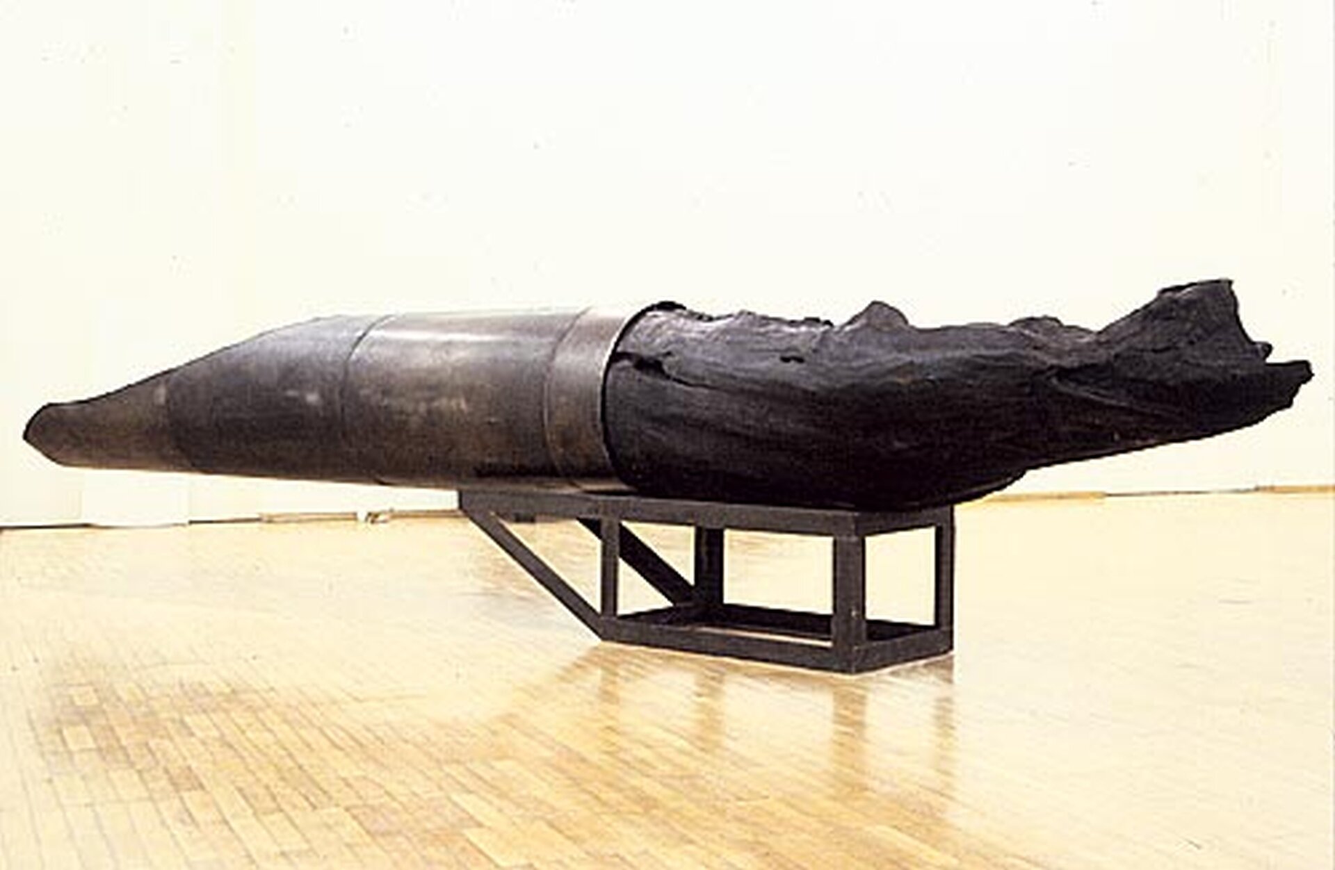 Ilustracja przedstawia instalację artystyczną, która przypomina torpedę.