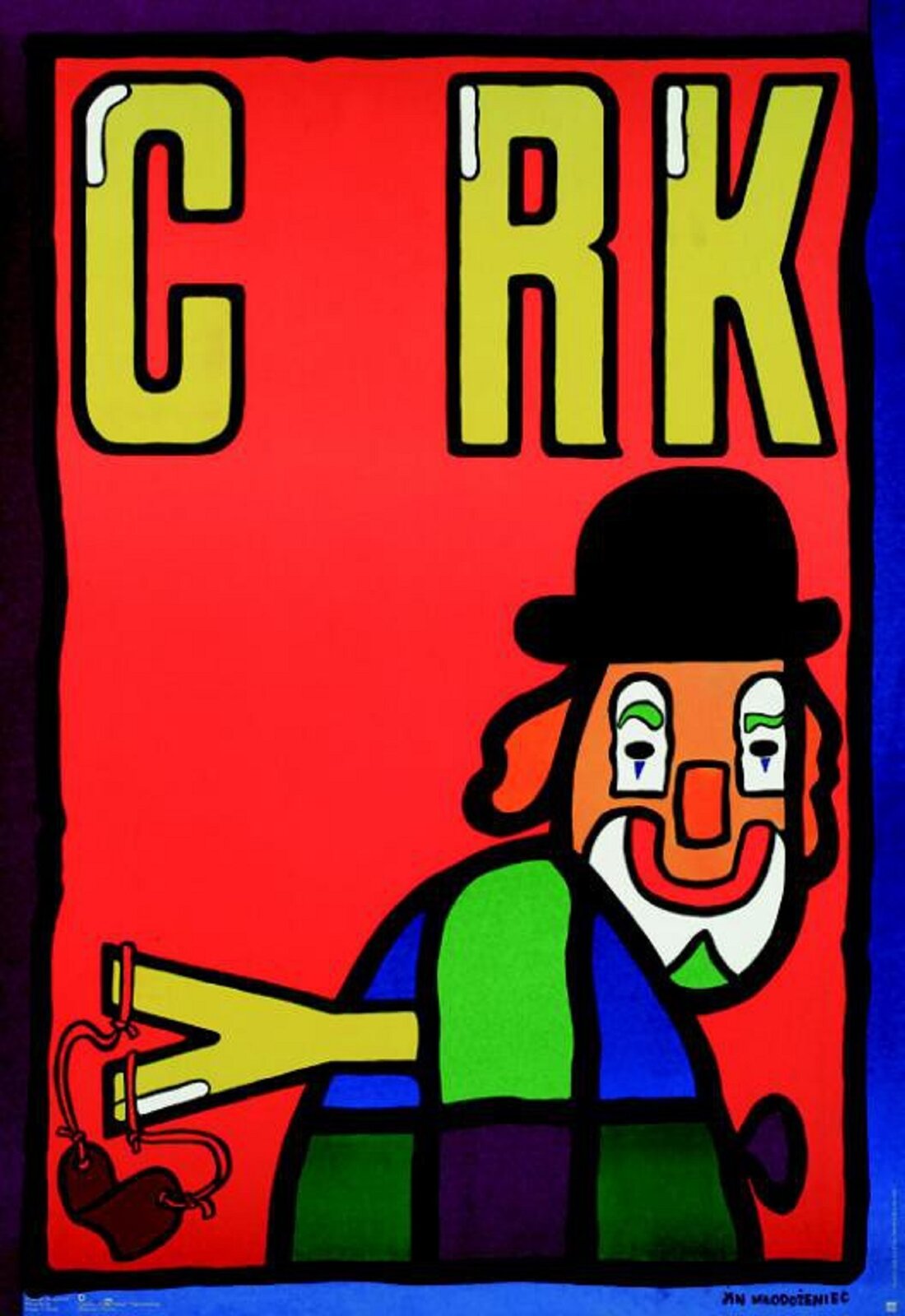 Ilustracja przedstawia plakat „Cyrk”, autorstwa Jana Młodożeńca. Kolorowa grafika ukazuje uproszczoną postać  clowna   [czyt. klałna] w czarnym meloniku z dużą, żółtą procą pod pachą na czerwonym tle. Jest on odwrócony prawym bokiem, ale twarz ma skierowaną prosto na widza, jest on widoczny od pasa w górę. Postać namalowano grubą, czarną linią. Twarz ma pomarańczowo‑białą, natomiast tułów zielono‑niebiesko‑fioletowy. U góry kompozycji mieści się duży, żółty napis „C RK”. Plakat otoczony jest niebiesko‑fioletowo‑czarną ramą.