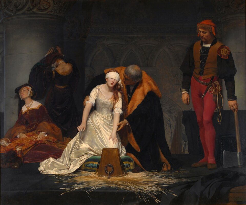 Scena historyczna przedstawiająca ostatnie chwile Lady Jane Grey przed egzekucją. W centrum klęczy młoda kobieta w jasnej, satynowej sukni, z oczami przewiązanymi białą opaską. Wyciąga ręce w stronę drewnianego pieńka katowskiego ustawionego na rozsypanej słomie, a pochylony nad nią starszy mężczyzna pomaga jej go odnaleźć. Po lewej stronie znajdują się dwie zrozpaczone damy dworu – jedna siedzi bezwładnie, druga odwraca się i zasłania twarz. Po prawej stoi kat w czerwonych spodniach i czapce, trzymający topór. Scena rozgrywa się w mrocznym, kamiennym wnętrzu, a silne światło skupia uwagę na białej postaci skazanej. Obraz Paula Delaroche’a „Egzekucja Lady Jane Grey” z 1833 roku.