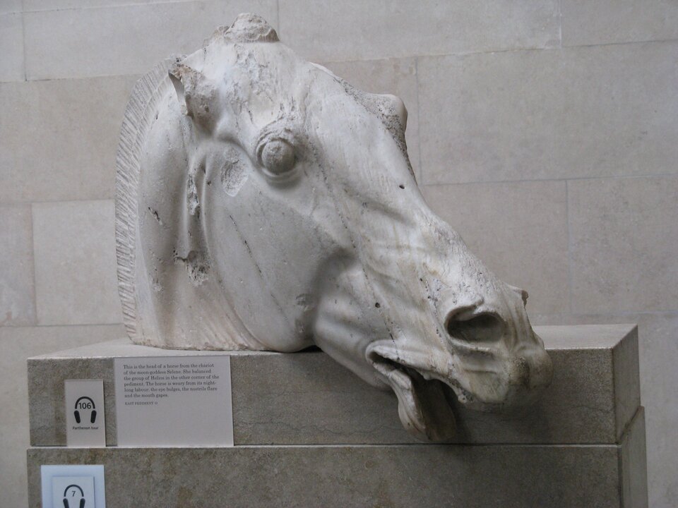 Ta figura została wyrzeźbiona jako odizolowana głowa konia. Jej uszy są spłaszczone do tyłu, szczęka rozwarta, nozdrza rozszerzone, a oczy wyłupiaste. Fragment żuchwy i wewnętrzna strona czubka głowy zostały odcięte. W miejscach, gdzie przymocowano metalową uzdę, znajdują się otwory na kołki. Na czubku grzywy znajduje się jedenaście mniejszych otworów, w które prawdopodobnie włożono metalowe ozdoby.