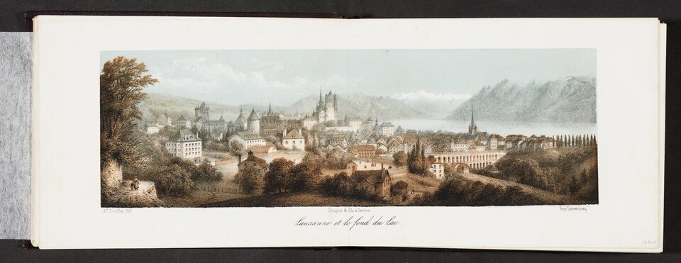 Ilustracja przedstawia panoramiczny pejzaż miejski. Na pierwszym planie po lewej stronie ścieżką idzie kobieta. Za ścieżką rosną drzewa. Niżej, wśród drzew stoją kilkukondygnacyjne domy i kościoły z wysokimi wieżami. Na drugim planie, po prawej stronie znajduje się most wzniesiony nad drogą. W tle umieszczone są zamglone szczyty gór.