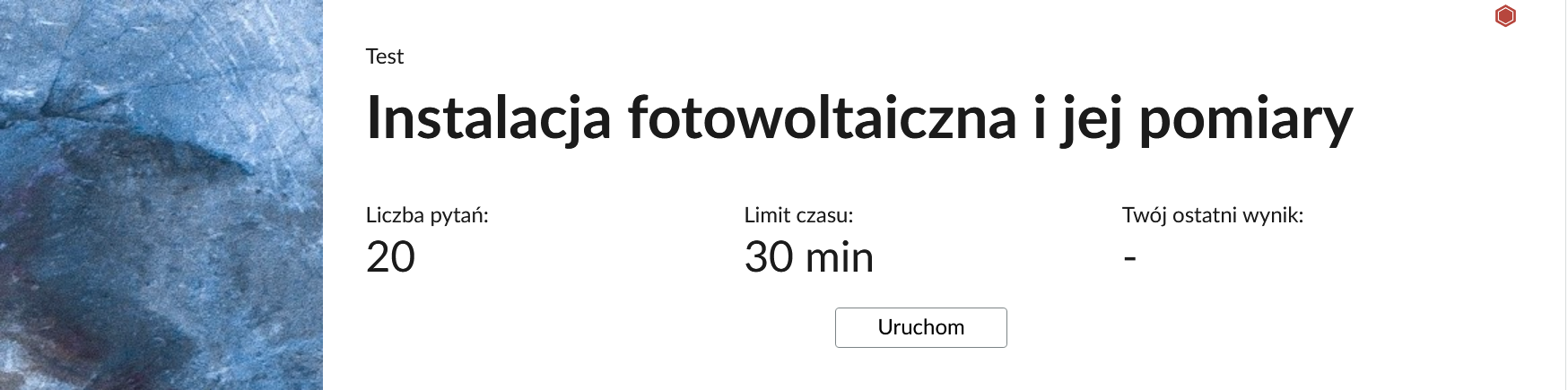 Grafika przedstawia przykładowy wygląd panelu testu. Składa się on z tytułu testu: "Instalacja fotowoltaiczna i jej pomiary", informacji o liczbie pytań, czasie, w którym należy rozwiązać test, oraz o ostatnim uzyskanym wyniku. Poniżej widać przycisk "Uruchom".