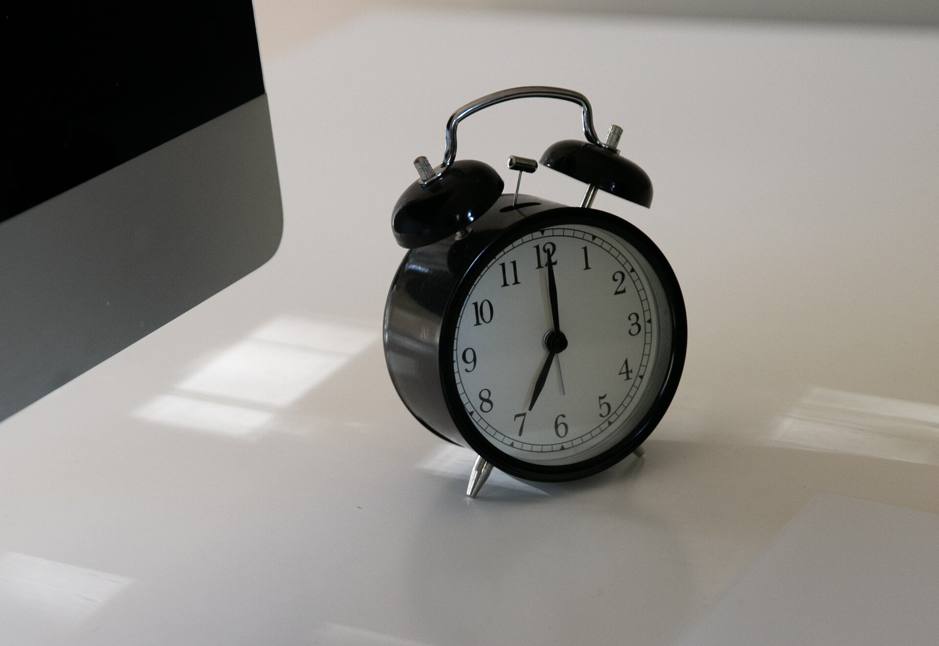 Zdjęcie przedstawia zegar, który wskazuje godzinę 7:00.