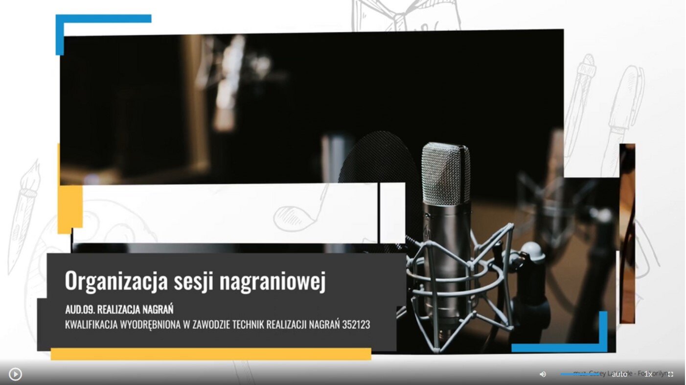 Grafika przedstawia widok ujęcia początkowego filmu edukacyjnego zatytułowanego Sposoby organizacji przykładowej sesji nagraniowej zespołu muzycznego. Na grafice widać pasek sterowania filmem, który zawiera przycisk startu film, suwak głośności filmu, przycisk włączenia napisów, przycisk wyboru jakości odtwarzanego filmu, przycisk wyboru prędkości odtwarzania filmu oraz przycisk włączenia pełnego ekranu.