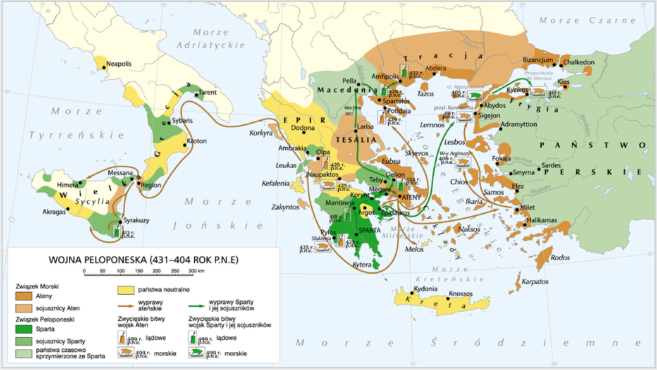 Mapa przedstawia północną część basenu Morza Śródziemnego podczas wojny peloponeskiej, która była toczona w latach 431 do 404 roku przed naszą erą. Związek Morski na czele z Atenami kontrolował prawie wszystkie Wyspy Egejskie, południowe wybrzeże Tracji, większość wybrzeża morza Marmara i prawie całe zachodnie wybrzeże Azji Mniejszej. Sojusznikiem związku była Tesalia, wschodnia Sycylia i południowa część półwyspu Apenińskiego. Związek Peloponeski pod przywództwem Sparty kontrolował obszar prawie całego półwyspu peloponeskiego. Jego sojusznikiem była Macedonia, Państwo Perskie i tereny na zachód od Aten. Państwami neutralnymi była Kreta, Epir i większość terenów południowej części półwyspu Apenińskiego. Miastami sprzyjającymi Atenom były: Neapolis, Segesta, Region, Naksos, Katana, Pylos, Milet, Halikarnas, Bizancjum i  Chalcedon. Do miast sprzyjających Sparcie należał Terant, Lokri, Lipara, Syrakuzy, Messyna i Herakleja. Mapa ukazuje również wyprawę wojsk ateńskich na Sycylię. Wypłynęły one z Aten, okrążyły półwysep Peloponeski i wzdłuż wysp Jońskich kierowały się na północ. Po ominięciu wyspy Korfu skierowały się na zachód w kierunku półwyspu Apenińskiego. Płynąc wzdłuż jego wybrzeża dotarły aż do Sycylii, przed którą rozdzieliły się na dwie grupy. Jedna z nich zaatakowała północną część wyspy, a druga południową.