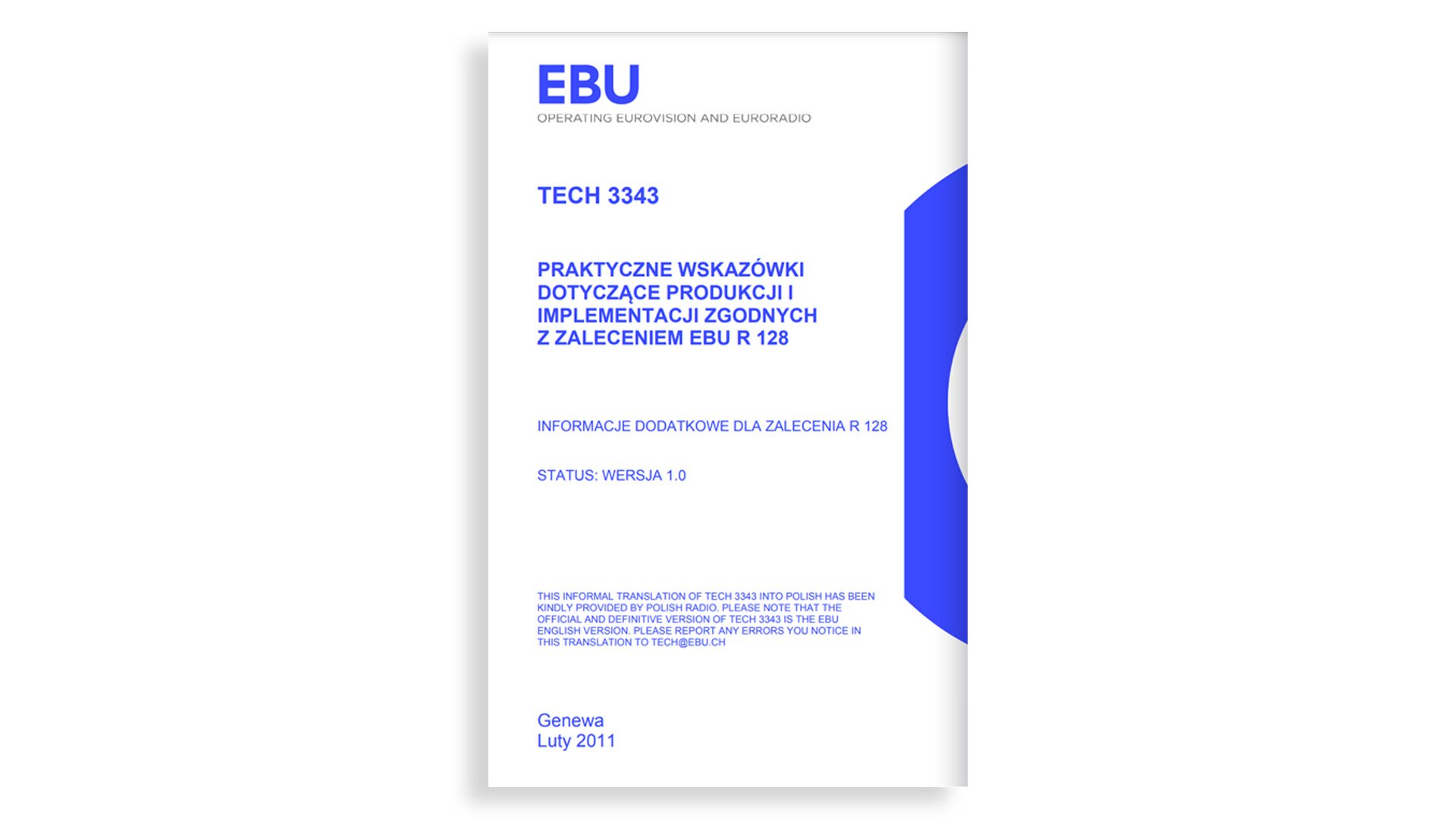 Grafika przedstawia normę EBU, czyli Europejskiej Unii Nadawców. Widoczny jest biały prostokąt w pionie z szarymi krawędziami. Wewnątrz prostokąta widać napis EBU z dużych ciemnoniebieskich liter. Poniżej widoczne są napisy z dużych liter – tytuły i informacje o normie EBU. Pośrodku, przy prawej krawędzi prostokąta, widać niebieski trapez, odwrócony w pionie, który u podstawy ma wpisany wycinek białego koła.