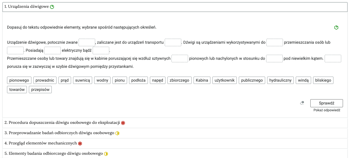 Grafika przedstawia widok przykładowego zadania, w którym należy dopasować w puste pola odpowiednie słowa, które znajdują się pod tekstem. Uczeń klika na nie, a następnie, trzymając, przesuwa w konkretne pole. 