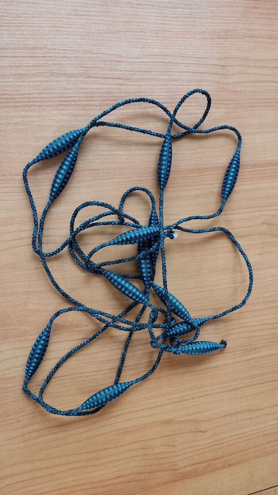 Zdjęcie przedstawia linkę pływającą, czyli korlinkę. Jest to linka, która co pewną odległość posiada zgrubienia. Znajdują się w nich pływaki.