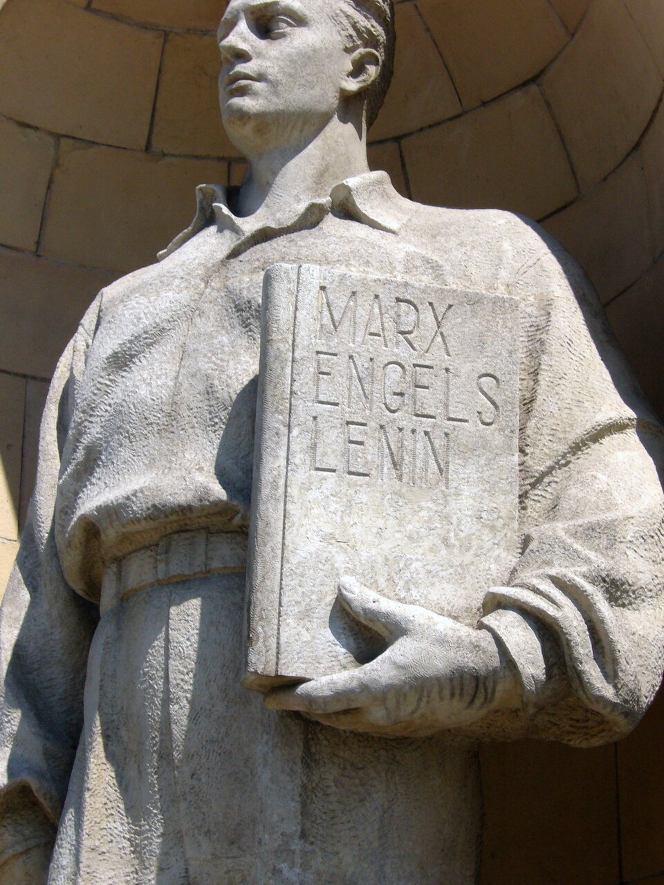 Rzeźba przedstawia młodego mężczyznę trzymającego w ręku księgę, na której jest napis: Marx, Engels, Lenin. Mężczyzna ubrany jest w koszulę i spodnie. Stoi wyprostowany, patrzy dumnie, z uniesioną głową, przed siebie.