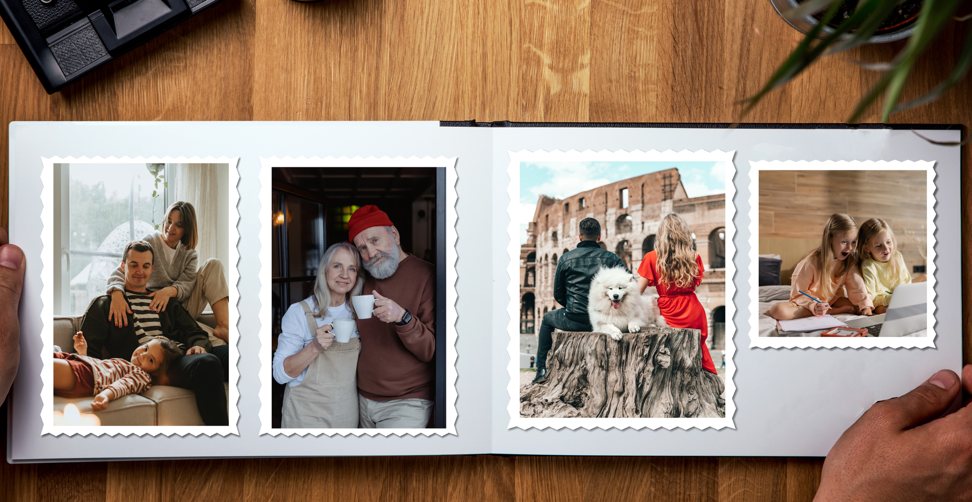 Zdjęcie przedstawia rodzinny album. Album leży na stole. W albumie widoczne są cztery zdjęcia, które kolejno przedstawiają: Rodziców z córką na kanapie. Rodzice siedzą, a obok nich leży dziewczynka.Dwoje starszych ludzi, kobietę i mężczyznę. Mężczyzna ma siwą brodę. Oboje trzymają w rękach kubki.Parę, która siedzi tyłem do kadru. Kobieta ma lekko kręcone włosy. Wpatrzeni są w zabytek w Rzymie. Pomiędzy nimi leży pies.Dwie dziewczynki, bliźniaczki. Dziewczynki mają długie, blond włosy.