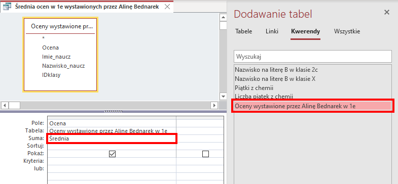 Zrzut ekranu przedstawia kreator kwerend w programie MS Access o nazwie Średnia ocen w 1e wystawionych przez Alinę Bednarek.Na górze znajduje się tabela o nazwie Oceny wystawione przez Alinę Bednarek w 1e zawierająca pola: Ocena, Imie_naucz, Nazwisko_naucz, IDklasy Poniżej znajduje się tabela z 7 wierszami: Pole, Tabela, Suma, Sortuj, Pokaż, Kryteria, lub. W wierszu Pole wpisano Ocena. W wierszu Tabela wpisano Oceny wystawione przez Alinę Bednarek w 1e. W wierszu Suma wpisano Średnia. Wiersz sortuj jest pusty. W wierszu Pokaż znajdują się pola wyboru. Wiersz Kryteria jest pusty. Wiersz lub jest pusty. Po prawo znajduję się okno dodawanie Tabel, w którym wybrano opcje Kwerendy. Poniżej znajduje się pole wyszukaj i niżej nazwy kwerend, w której kwerenda Oceny wystawione przez Alinę Bednarek w 1e jest zaznaczona czerwonym prostokątem.