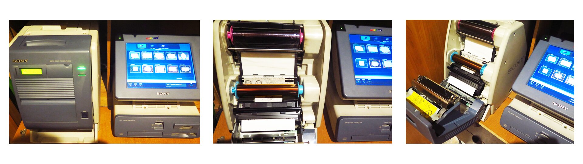 Zdjęcie przedstawia trzy ujęcia drukarki fotograficznej termosublimacyjnej oraz znajdującego się na prawo od niej komputera do jej obsługi. Na ujęciu pierwszym z lewej widać urządzenie w całości. Na drugim ujęciu jest zbliżenie na wnętrze drukarki po otworzeniu przedniej części obudowy. Na ujęciu trzecim w widoku z boku widać wnętrze drukarki oraz przednią część obudowy po jej otworzeniu.