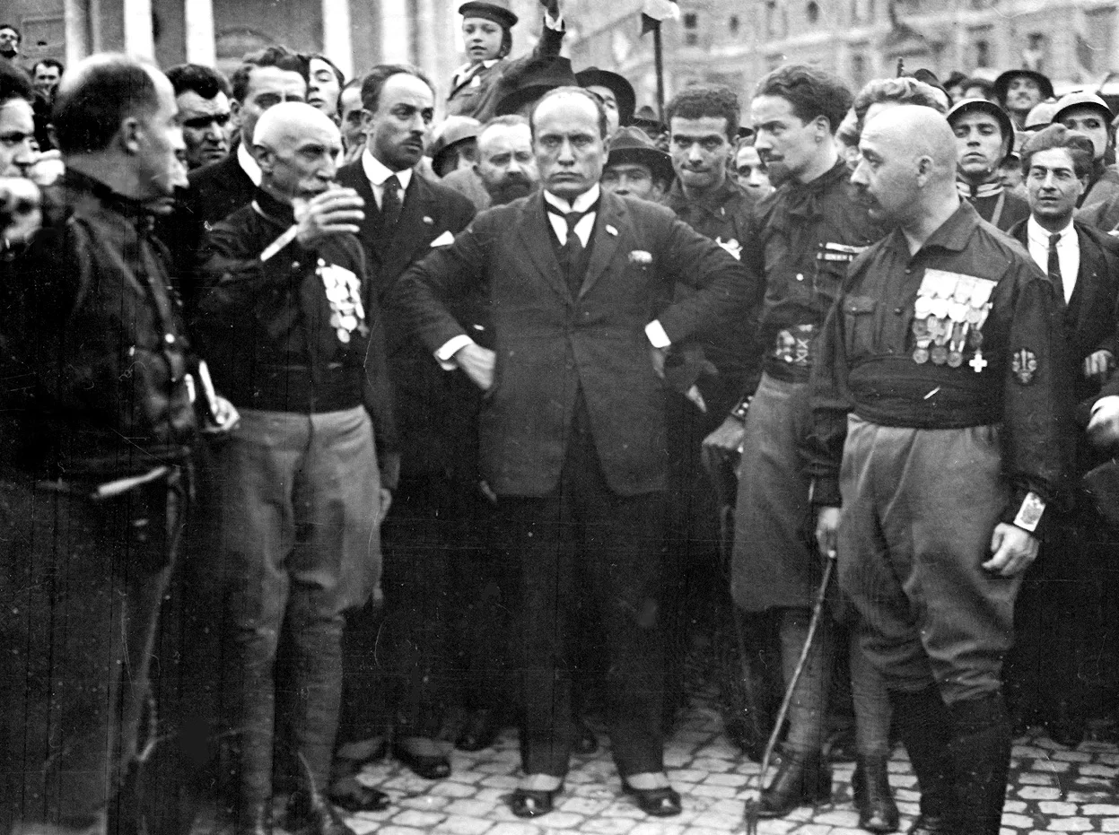 Uczestnicy marszu na Rzym. Na zdjęciu w centrum Mussolini Uczestnicy marszu na Rzym. Na zdjęciu w centrum Mussolini Źródło: domena publiczna.