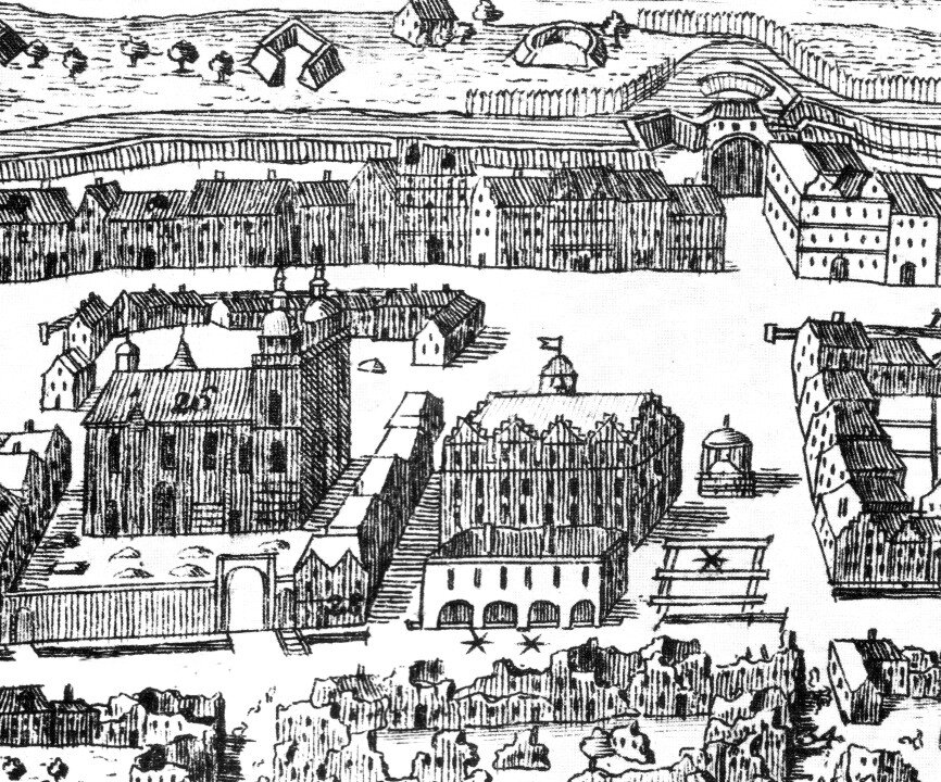 Ilustracja przedstawia miasto i okolice. Centrum miasta to plac - rynek w kształcie kwadratu. Na jego bokach znajdują się zabudowania miejskie, w tym kościół, ratusz, kamienice. Okolica - to wzgórza, drzewa symbolizujące las i zagrody. 