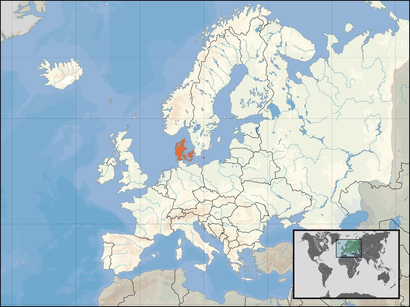 Kliknij, aby powiększyć Ilustracja przedstawia kształt kontynentu z wyrysowanymi granicami różnych państw. Jest to Europa. Na czerwono zaznaczone jedno z nich – Danię. Znajduje się ona w centrum mapy. W prawym dolnym rogu znajduje się mały prostokąt z mapą świata i jeszcze mniejszym prostokątem zaznaczającym powiększony obszar Europy.
