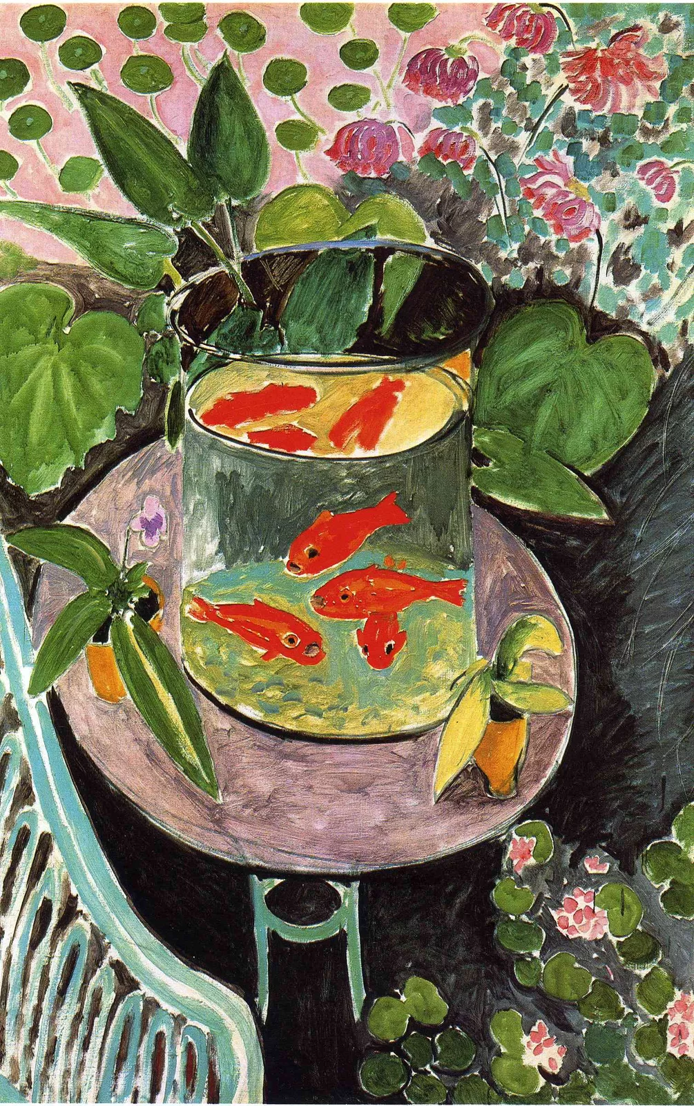 Ilustracja przedstawia dzieło Henriego Matisse’a „Złote rybki” o kształcie pionowego prostokąta. Ukazuje słój wypełniony wodą i kilkoma rybkami ujęty z lotu ptaka. Naczynie ustawione jest na okrągłym, fioletowym stoliku na nóżce. Wokół słoja ukazane są zielone liście kwiatów doniczkowych. W tle przedstawione zostały pojedyncze okrągłe listki i czerwono-różowe kwiatki i liście. Po prawej przestrzeń wypełniają czerwono-różowe kwiatki i liście. W lewym dolnym rogu widoczny jest fragment balustrady.