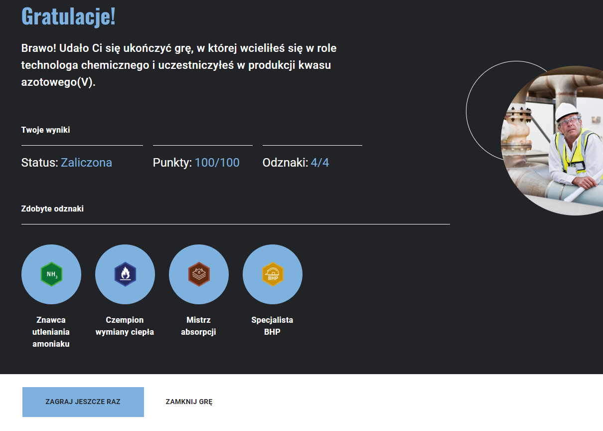 Ilustracja przedstawia ekran gratulacyjny na zakończenie gry, na którym zamieszczono informacje o wynikach gry: statusie, punktach i odznakach.