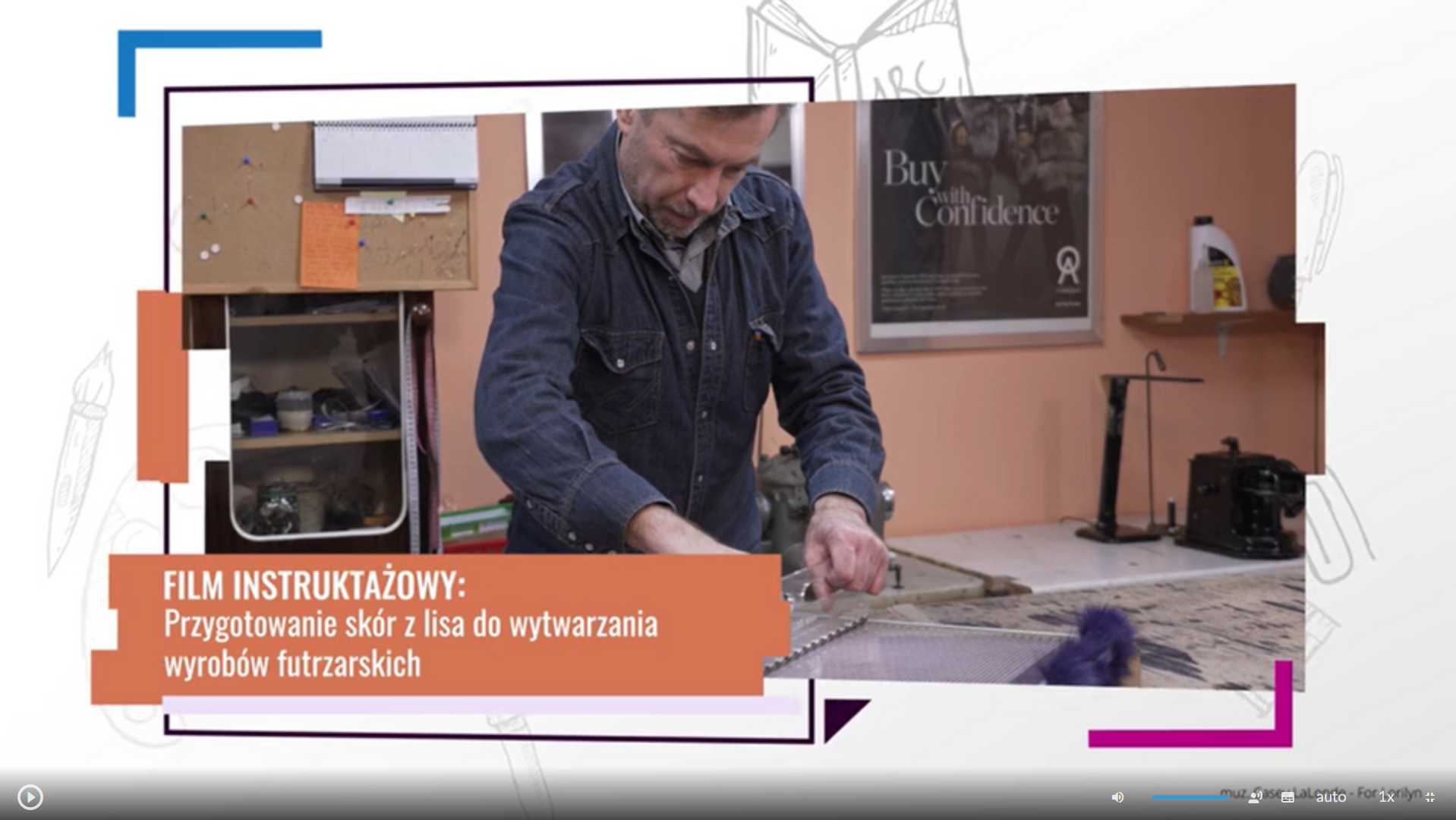 Grafika przedstawia ekran odtwarzacza filmu. Po lewej stronie ramka z tytułem: Film instruktażowy: przygotowanie skór z lisa do wytwarzania wyrobów futrzarskich. W tle kuśnierz w pracowni kuśnierskiej obsługujący maszynę do napowietrzania. W dolnej części znajdują się ikony nawigacyjne. W lewym dolnym rogu jest ikona trójkąta w kole, która służy do włączenia/wyłączenia filmu. Pośrodku dolnej części znajduje się ikona głośnika, a obok niego jest niebieska linia regulacji poziomu głośności. Obok jest ikona przedstawiająca fragment sylwetki człowieka (głowa i górna część tułowia), która służy do włączenia audiodeskrypcji. Po prawej stronie głowy znajdują się dwa białe półkola - zewnętrzne większe, wewnętrzne mniejsze. Obok znajduje się biały prostokąt z czarnymi, małymi polami w dolnej części, który służy do włączenia napisów. Obok napis "auto", który służy do zmiany jakości odtwarzania filmu. Dalej na prawo napis: "jeden x". Służy on do zmiany tempa odtwarzania filmu. W prawym dolnym rogu białe, przerywane kontury kwadratu. Ikona ta służy do włączenia trybu pełnoekranowego.