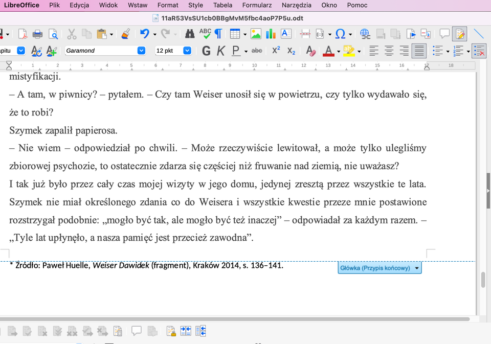Zrzut ekranu przedstawia fragment dokumentu tekstowego otwartego w edytorze tekstu. Widać akapit kończący fragment literacki, w którym prowadzone są dialogi oraz opisane są przemyślenia bohatera. Pod tekstem, w dolnej części strony, znajduje się zapisane źródło cytatu: „Źródło: Paweł Huelle, Weiser Dawidek (fragment), Kraków 2014, s. 136–141.” oraz etykieta „Główka (Przypis końcowy)” wskazująca na miejsce, w którym umieszczono przypis końcowy tekstu. Wokół widoczne są narzędzia programu biurowego.